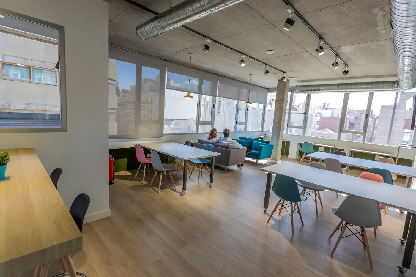 Zona de trabajo con grandes ventanales