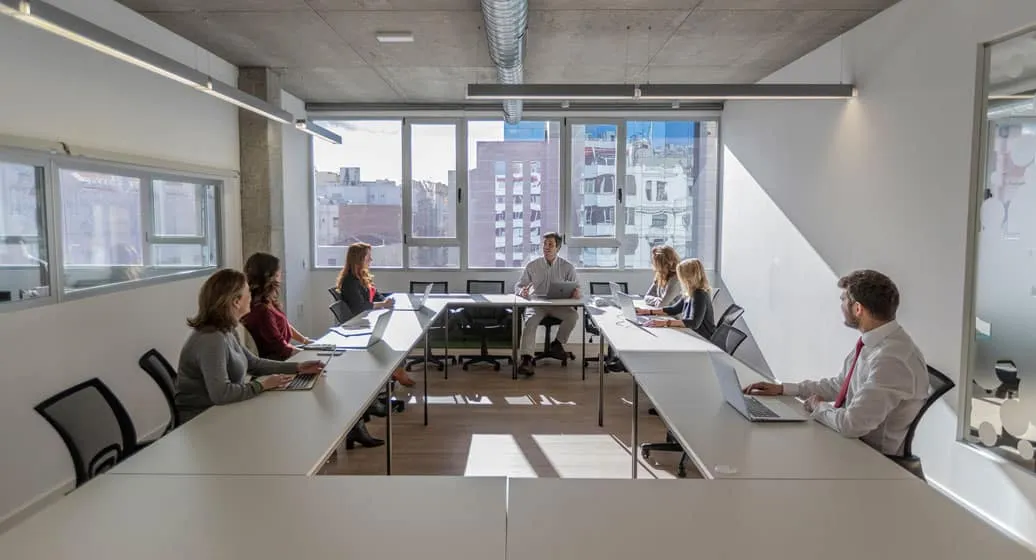 Sala de juntas grande con luz natural en Goya Smart Coworking