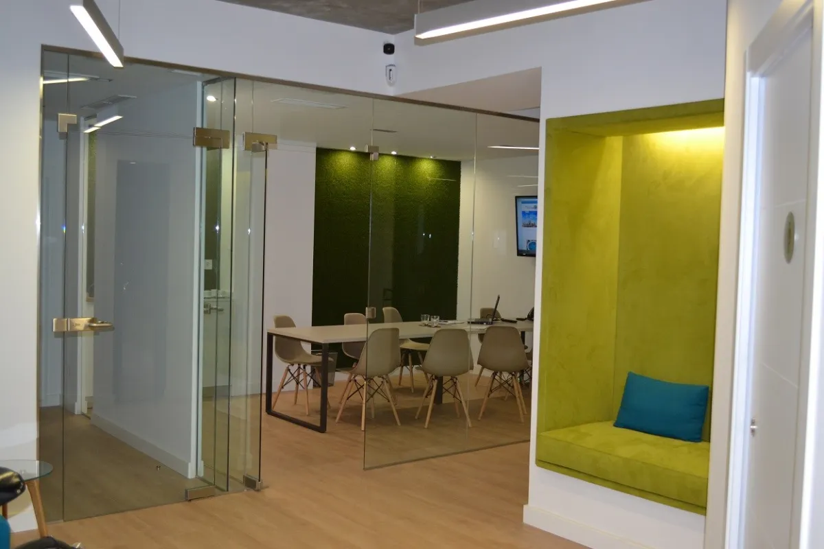 Sala de reuniones pequeña con cristalera en Goya Smart Coworking